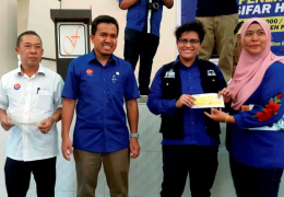 For giving out RM5,000 each to 360 FELDA settlers on behalf of FELDA. In the cheque giving caremony, she was wearing clothes with BN logo and the words "UNDILAH CALON BARISAN NATIONAL".