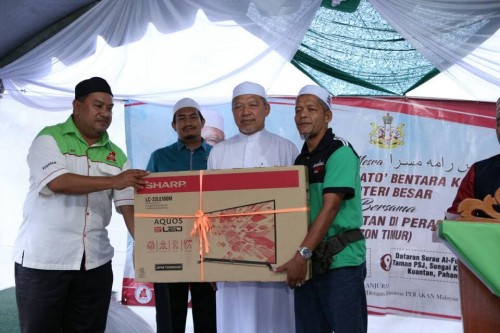 MB Ahmad Yakob held a function in Kuantan, Pahang, organised by the Kelantan State Government, where he handed out TVs, fans, hampers and other goodies. At the event, he campaigned for PAS.