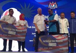 Caretaker PM Najib Razak used an event organised by SPAD to announce 67,000 taxi drivers nationwide would receive the 1Malaysia Taxi Assistance Card (Kad Bantuan Teksi 1Malaysia), worth RM800 each. At the event he said, “I will not forget about taxi drivers, you are a group that is close to the government’s heart…Ladies and gentlemen, if all of you help me, I will definitely help you.”