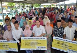 The Penang State Government gave an additional RM17.5 million to Islamic education institutions in the state. The event was held in Permatang Pauh and present at the handover of the funds were Nurul Izzah, Wan Azizah and Mat Sabu.