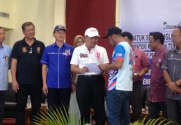 At an event organised by the Public Services Commission, caretaker Minister and MP for Hajiji Haji Noor gave out RM1000 to a total of 66 local youth associations and said Barisan Nasional would defend the youth in Tuaran.
