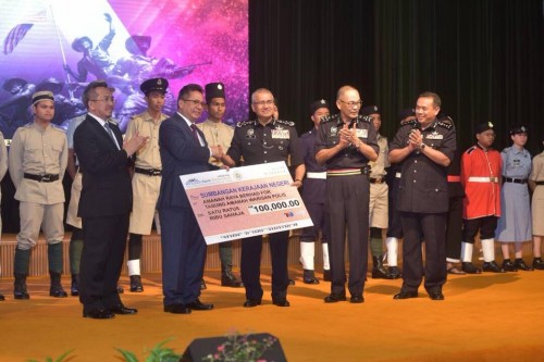 Caretaker MB Ahmad Razif gave RM100,000 to Tabung Amanah Warisan Polis (TAWP), a yearly contribution of RM50,000 to Persatuan Kebajikan Polis (Perkep), RM400 for every police family and RM200 for every single officer.